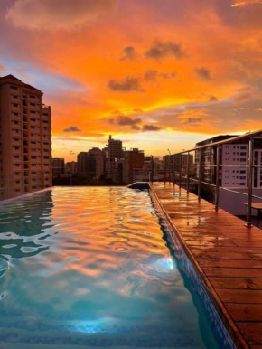 Apartamento en la esperilla con piscina infinita con vista al mar y la cuidad